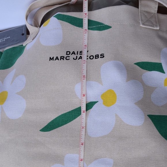 MARC JACOBS Daisy Tote with Cosmetic Pouch in Cream Flowery Pattern - Picture 4 of 5